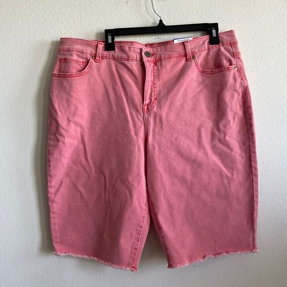 Style & Co Bermuda Short mid rise Size 18 Cherry Bliss color - Picture 1 of 7